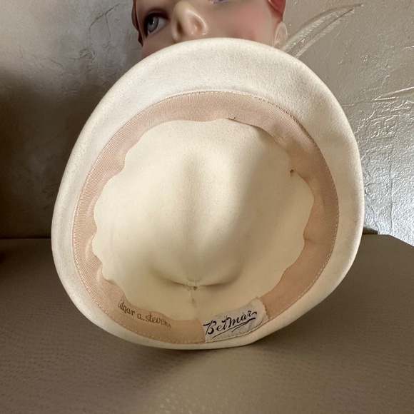 ELEGANT 1950s\' WINTER WHITE FELT TOQUE WITH TALL FEATHERS